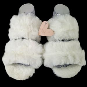 Willow Collective NWT Fuzzy Slippers-Slides in Ivory Size Large (9/10)